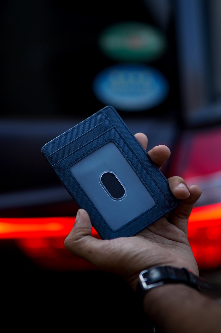 Slim carbon fiber card holder